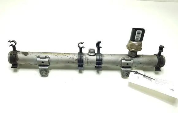 Audi A8 S8 D3 4E Fuel distributor 057130089G