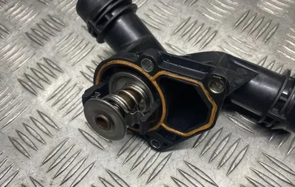 BMW 3 E46 Thermostat housing 3711F32 3711E32 5005487
