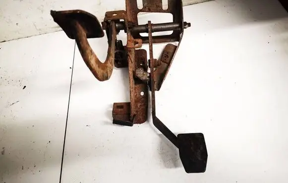 Chrysler Neon I Brake pedal 