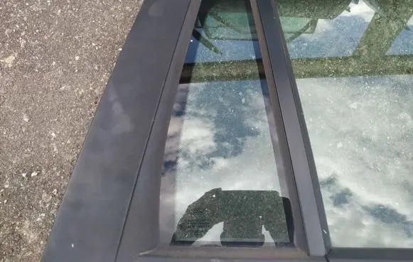Ford Mondeo Mk III Rear vent window glass 
