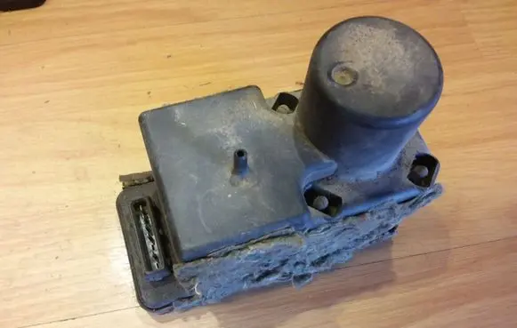 Audi 80 90 S2 B4 Central locking vacuum pump 443862257D
