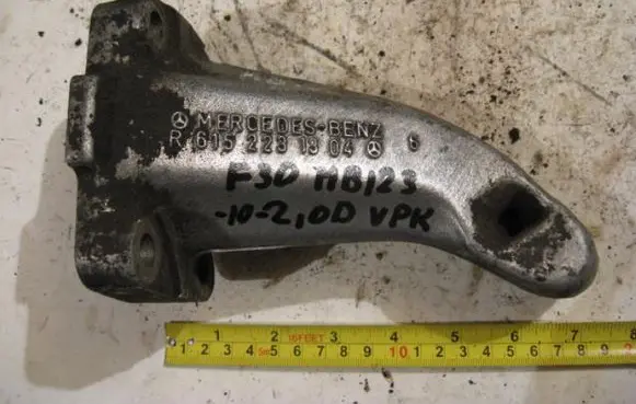Mercedes-Benz W123 Engine mounting bracket