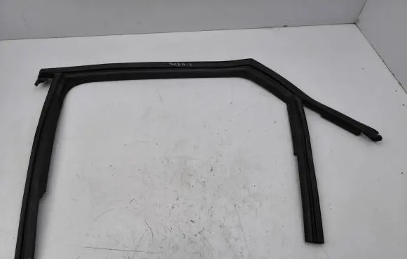 Audi A1 Rubber seal rear door window/glass 82g839439