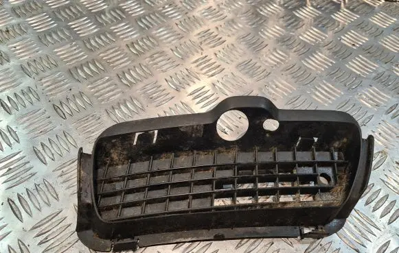 Volkswagen Golf III Front grill 1H6853666