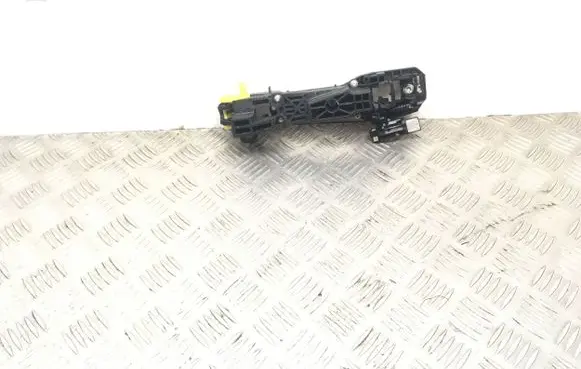 Toyota Avensis T270 Rear door exterior handle/bracket 445L