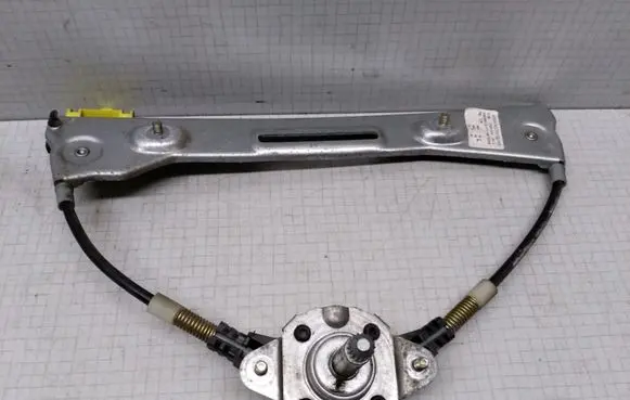 Rear door manual window regulator