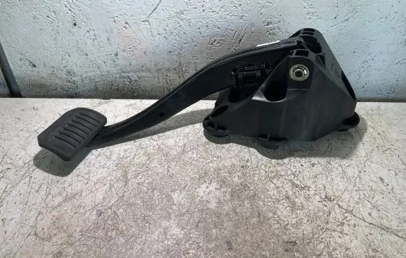 Jeep Grand Cherokee WL Brake pedal 68360646AA TWZ702701B0436