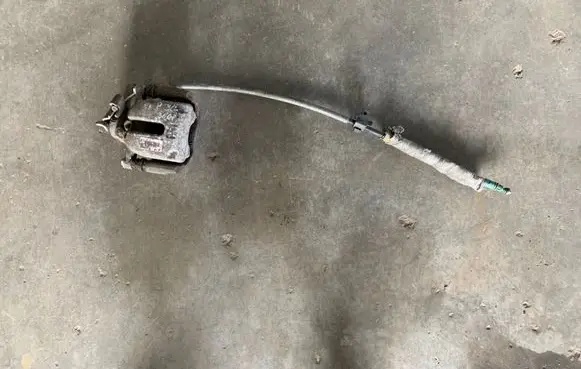 Peugeot 3008 I Rear brake caliper 