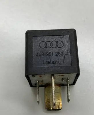 Volkswagen PASSAT B5 Other relay 443951253J 899511000 213