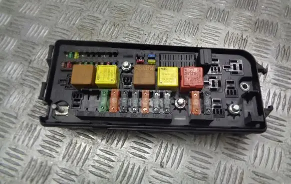 Opel Vectra C Fuse box cover 13112918