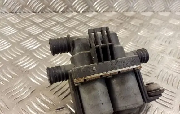 BMW 5 E39 Coolant heater control valve 8374995 1147412137