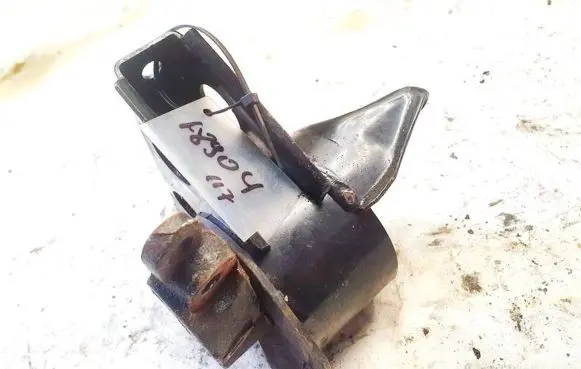 Nissan X-Trail T30 Engine mount bracket