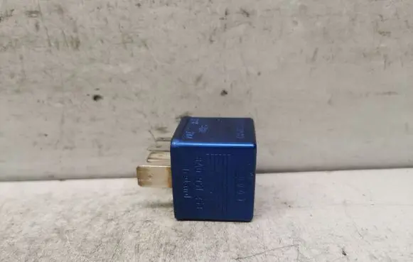 Audi A4 S4 B5 8D Glow plug pre-heat relay 8A0951253