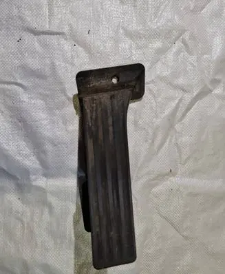 Accelerator throttle pedal