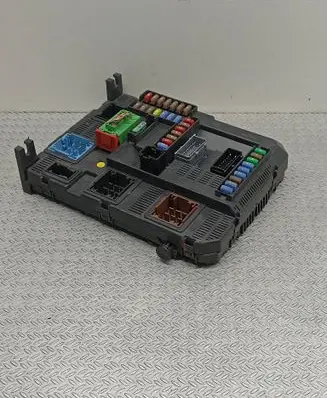 Peugeot 208 Fuse module 9807532080 E1095294 22661R01