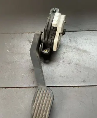 Accelerator throttle pedal