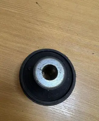 Land Rover Discovery 3 - LR3 Gearbox mount KVF500180 D5998