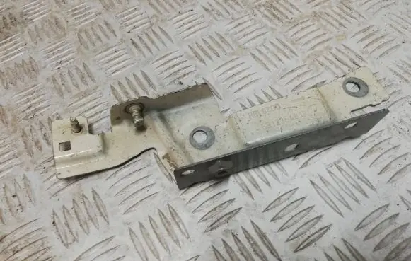 Renault Captur Fender mounting bracket 631235481R H819Z00