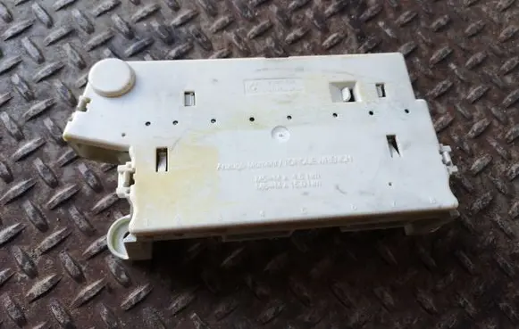 BMW 5 E39 Fuse module 8387545