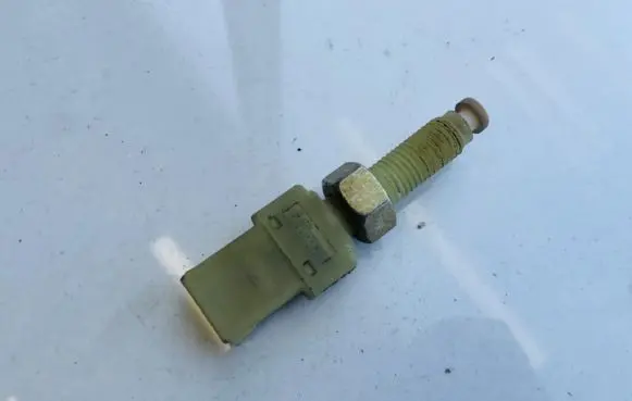 Audi A4 S4 B5 8D Brake pedal sensor switch 443945515