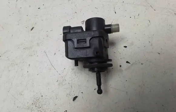 Headlight level adjustment motor
