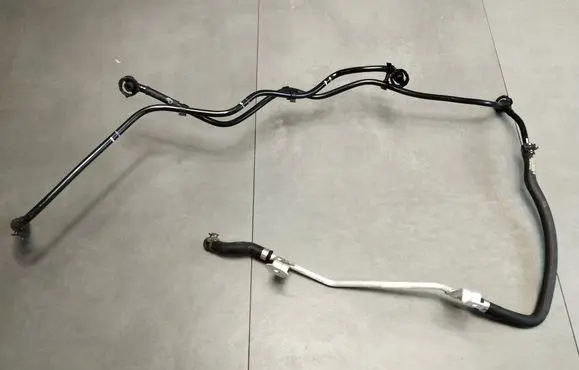 Engine coolant pipe/hose