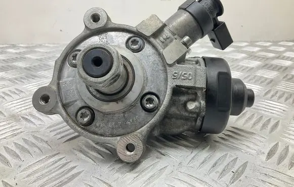 Audi Q3 8U Fuel injection high pressure pump 04L130775E