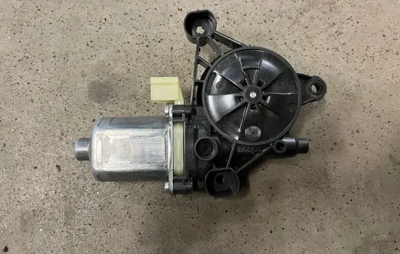 Audi Q3 F3 Front door window regulator motor 5Q0959802C 5Q0959802
