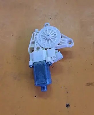 Mercedes-Benz E W212 Front door window regulator motor A2129066802 0130822637