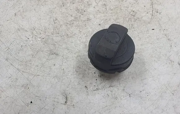 Audi A4 S4 B5 8D Fuel tank filler cap 