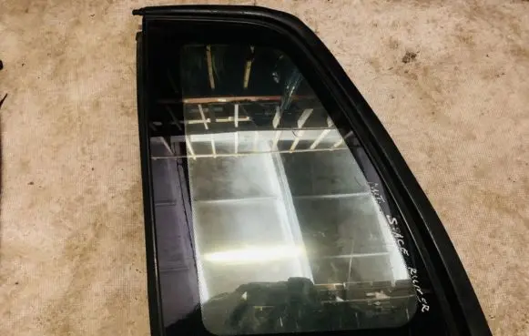 Mitsubishi Space Runner Rear side window