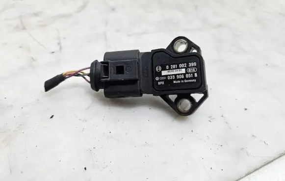 Volkswagen Golf Plus Airbag deployment crash/impact sensor 038906051B