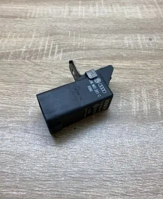 Volkswagen PASSAT B5 Glow plug pre-heat relay 038907281C 0281003027