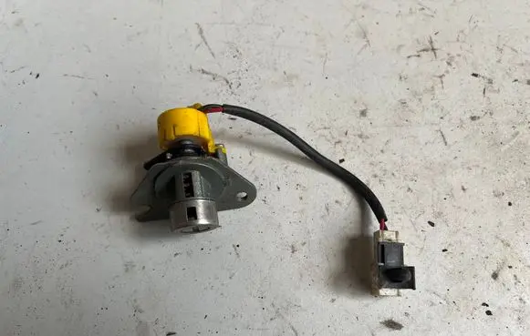 Chevrolet Aveo Front door lock (next to the handle) 