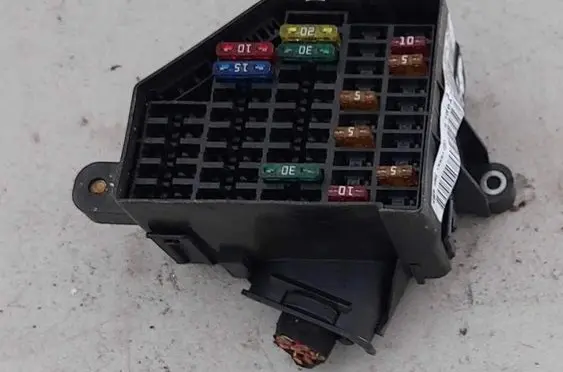 Volkswagen PASSAT B6 Fuse box set 3C0880204E