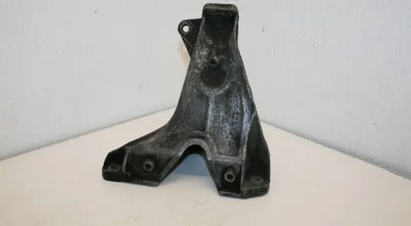 Audi A4 S4 B7 8E 8H Engine mounting bracket 8E0199308D
