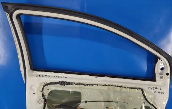Toyota Yaris Front windscreen/windshield window 6812052180