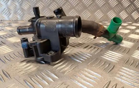 Opel Vivaro Thermostat/thermostat housing 8200907243C