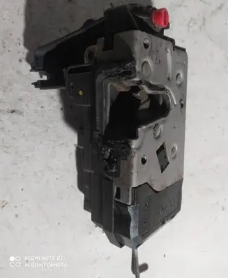 Opel Zafira B Rear door lock 13210738