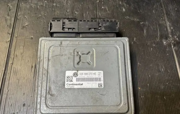 Volkswagen Polo V 6R Engine control unit/module ECU 03F907309AJ 5WP44820 03F906070HE