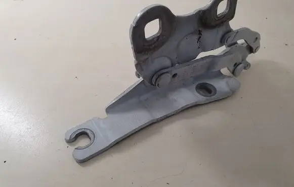 Engine bonnet/hood hinges