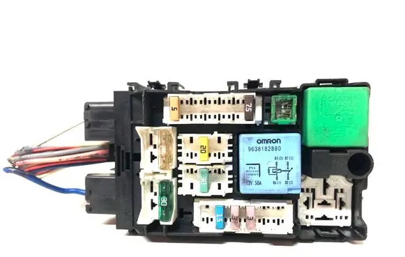 Peugeot 508 Fuse module 9638182880