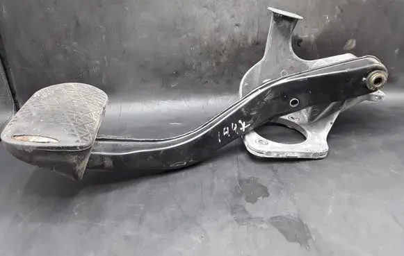 Mercedes-Benz CLS C219 Brake pedal A2112900119