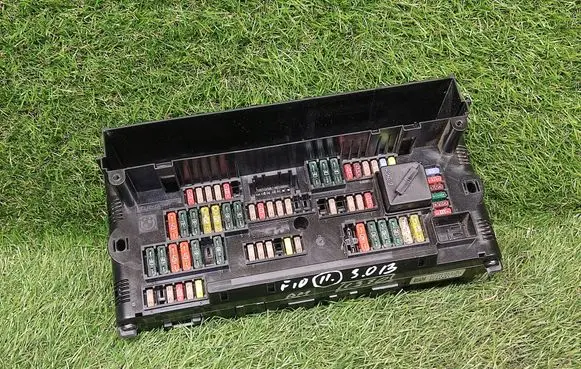 BMW 5 F10 F11 Fuse module 9234421 923442101