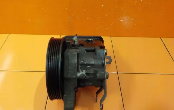 BMW 5 E60 E61 Power steering pump 7693974101