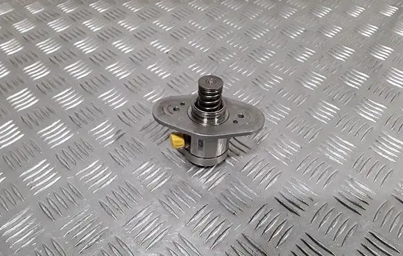 BMW 2 F46 Fuel injection high pressure pump 8631642 0261520521