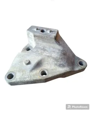 Engine mounting bracket