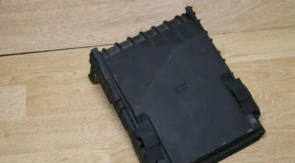 Volkswagen Touran I Fuse box cover 1K0937132F