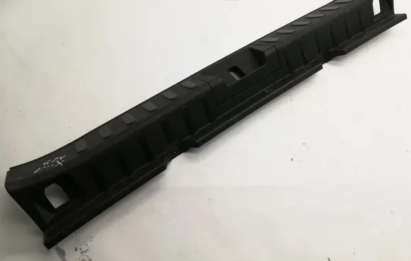 Trunk/boot sill cover protection