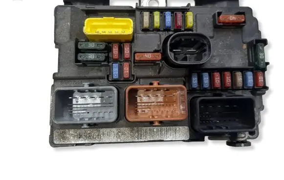 Peugeot 1007 Fuse module 9664997880